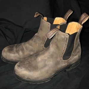 Size 6.5 brown blundstones(I wear womens 9.5/10)